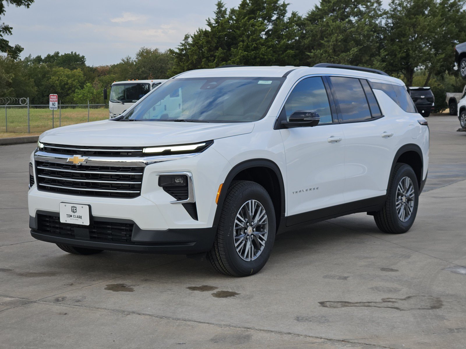 New 2027 Chevrolet Traverse LT w/ Driver Confidence Package FWD image 2