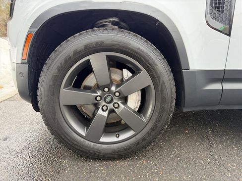 Used 2023 Land Rover Defender 130 SE image 9