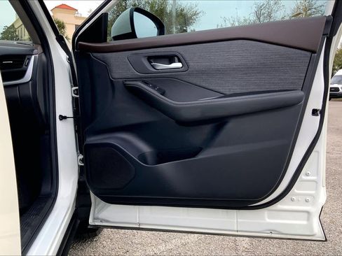 Used 2023 Nissan Rogue SV image 22