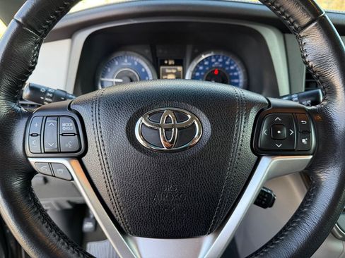 Used 2015 Toyota Sienna XLE w/ XLE Navigation Package image 21