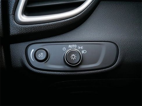 Used 2022 Chevrolet Trax LT w/ LT Convenience Package image 20