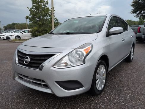 Used 2016 Nissan Versa SV FWD image 2