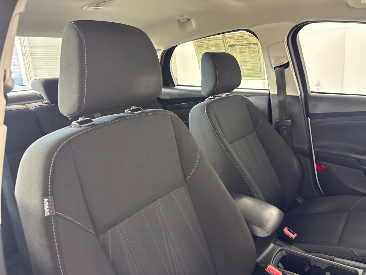 Used 2018 Ford Focus SE w/ SE Appearance Package FWD image 28