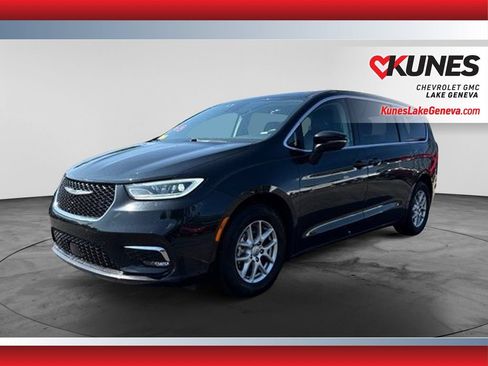Used 2023 Chrysler Pacifica Touring-L FWD image 10