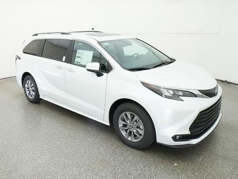 New 2026 Toyota Sienna XLE image 13