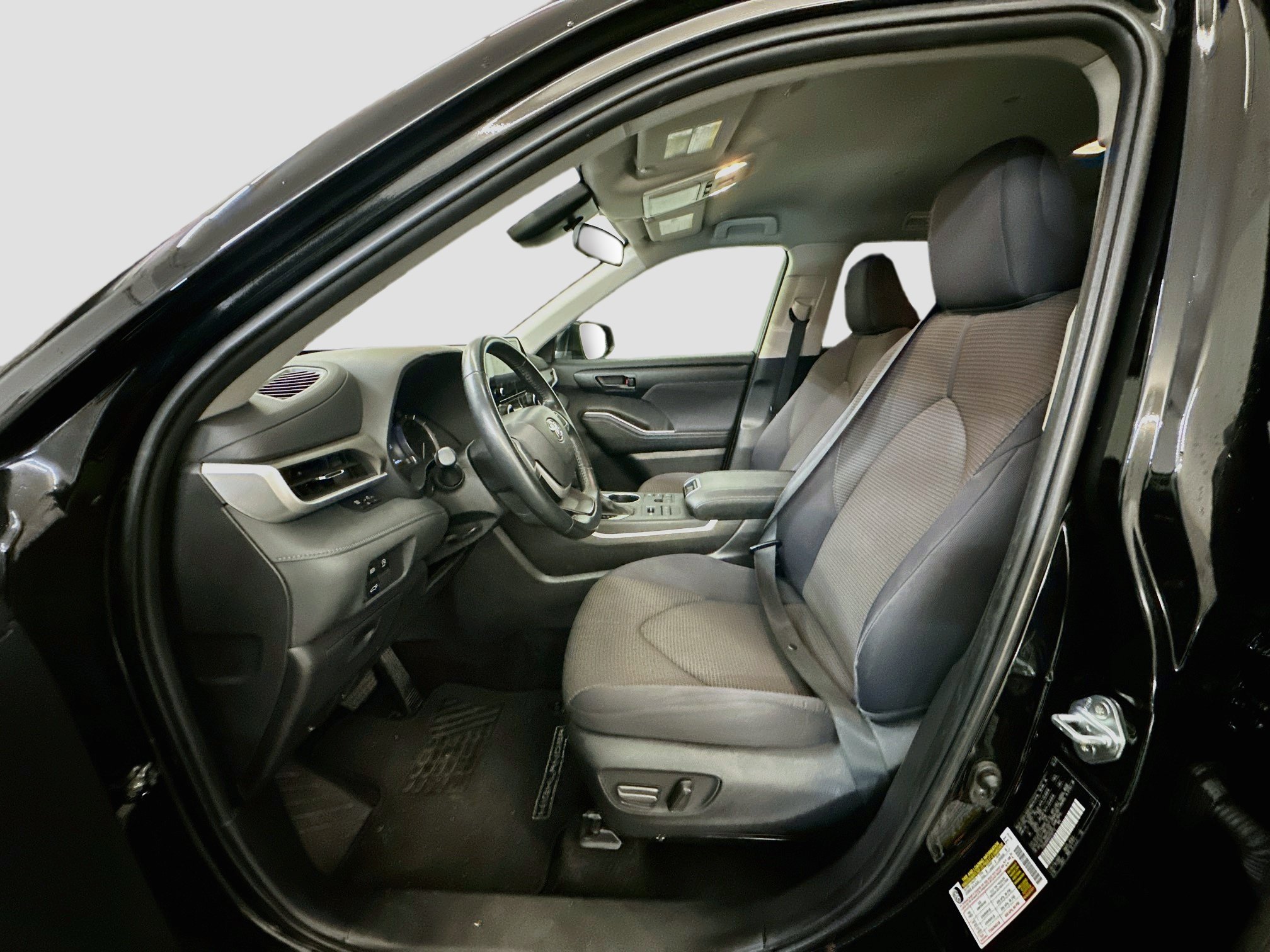 Used 2025 Toyota Highlander LE AWD/4WD image 13
