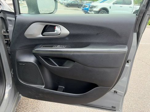 Used 2022 Chrysler Pacifica Limited w/ Uconnect Theater Family Group FWD image 10