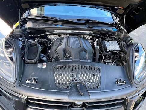 Certified 2026 Porsche Macan AWD/4WD image 15