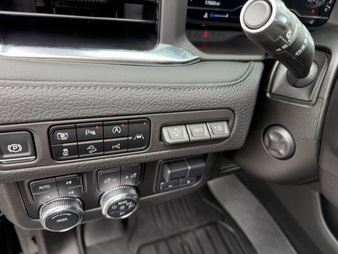 Used 2024 GMC Yukon XL Denali w/ Advanced Technology Package image 29