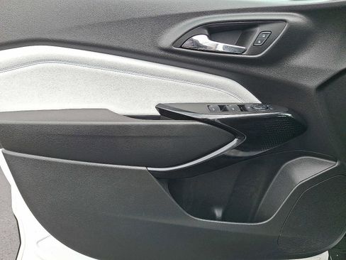 Used 2025 Chevrolet Trax LT w/ LT Convenience Package FWD image 12