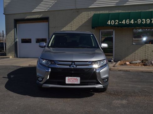 Used 2018 Mitsubishi Outlander SE image 2