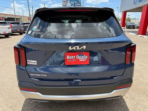 Used 2024 Kia Sorento S w/ Panoramic Sunroof Package FWD image 4