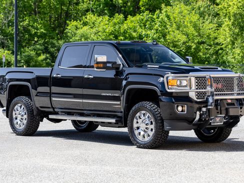 Used 2017 GMC Sierra 2500 Denali w/ Duramax Plus Package AWD/4WD image 19