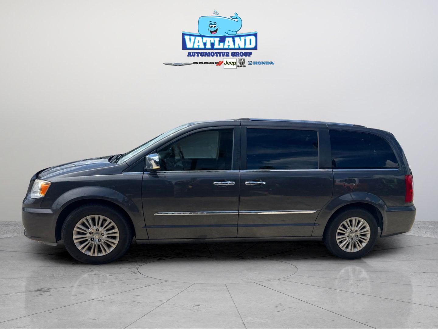 Certified 2016 Chrysler Town & Country Limited FWD image 40