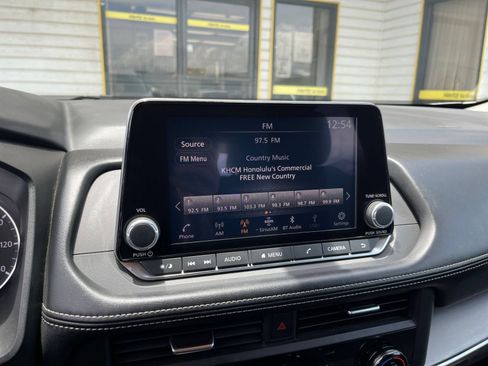 Used 2025 Nissan Rogue SV FWD image 20