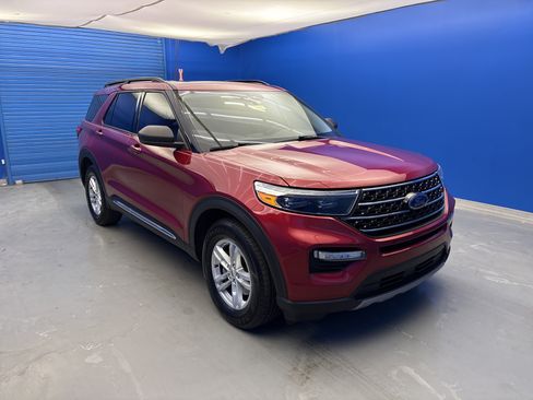 Used 2020 Ford Explorer XLT w/ Equipment Group 202A AWD/4WD image 2