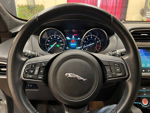 Used 2020 Jaguar F-PACE Premium image 18