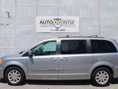 Used 2015 Chrysler Town & Country Touring FWD image 3