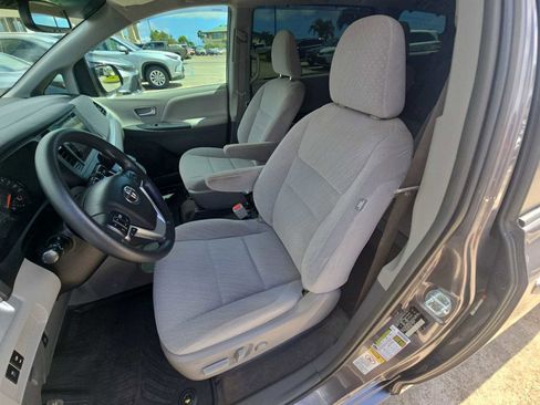 Used 2017 Toyota Sienna LE FWD image 14