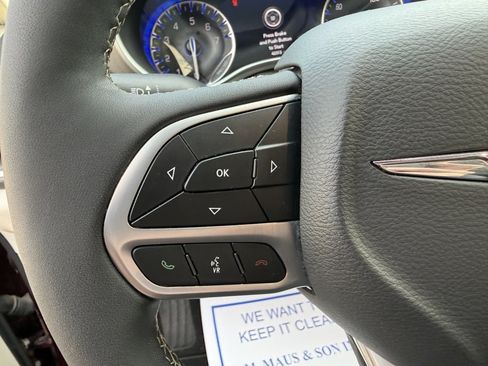Used 2023 Chrysler Pacifica Touring-L FWD image 23