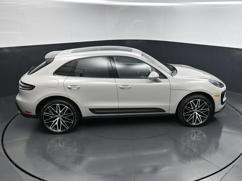 Certified 2025 Porsche Macan AWD/4WD image 19