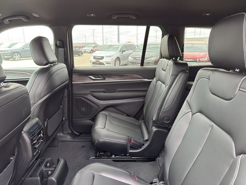 New 2025 Jeep Grand Cherokee L Limited w/ Black Appearance Package AWD/4WD image 33