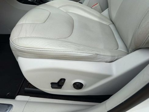 Used 2019 Jeep Cherokee Limited FWD image 19