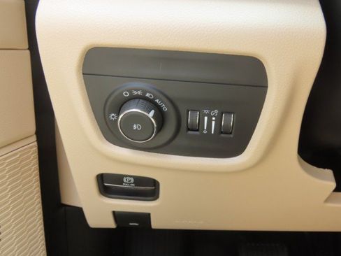 Used 2025 Jeep Grand Cherokee L Limited RWD image 25