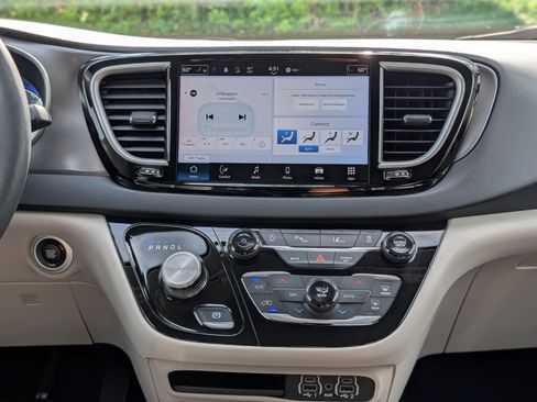 Used 2023 Chrysler Pacifica Touring-L image 16