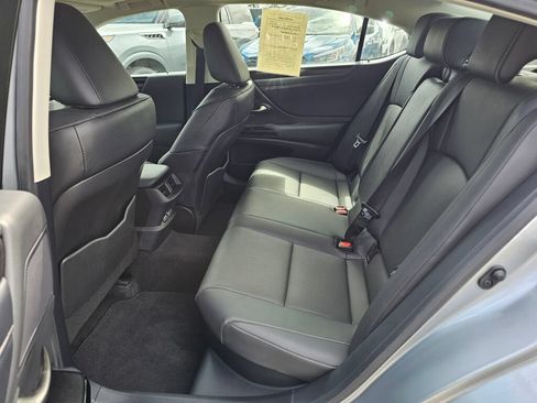 Used 2025 Lexus ES 300h w/ Premium Package FWD image 17