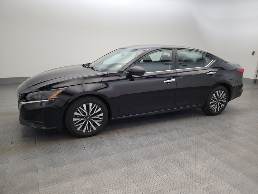 Used 2025 Nissan Altima 2.5 SV FWD image 2