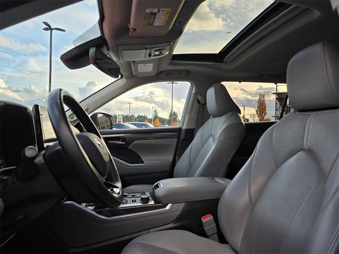 Used 2021 Toyota Highlander Limited image 12