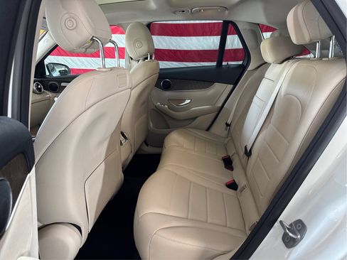 Used 2019 Mercedes-Benz GLC 300 4MATIC w/ Premium Package image 10