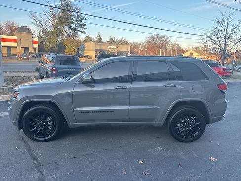 Used 2022 Jeep Grand Cherokee Laredo X image 10