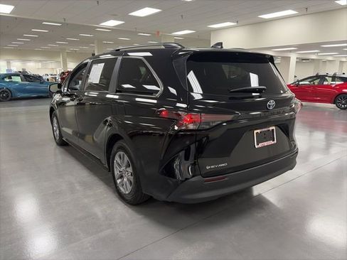 Certified 2025 Toyota Sienna LE AWD/4WD image 5
