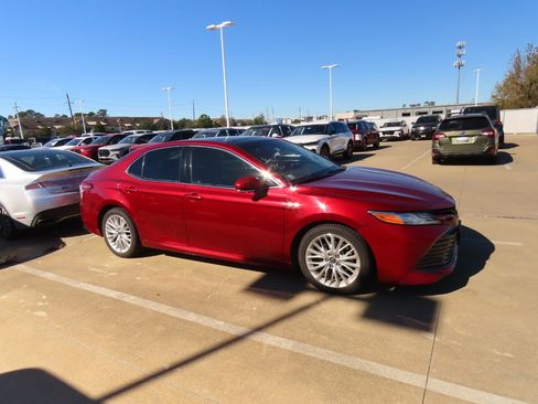 Used 2018 Toyota Camry XLE image 7