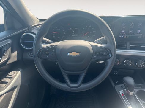 Used 2025 Chevrolet Trax LS w/ LS Convenience Package FWD image 12