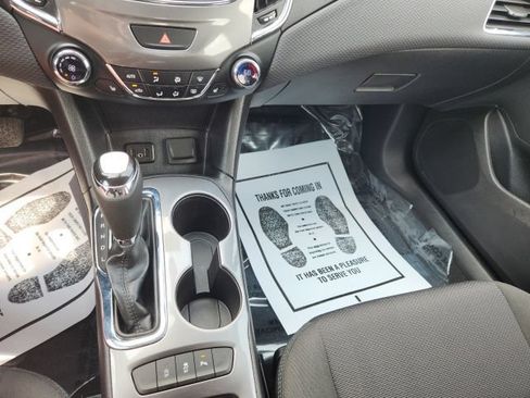 Used 2019 Chevrolet Cruze LT w/ Convenience Package FWD image 18