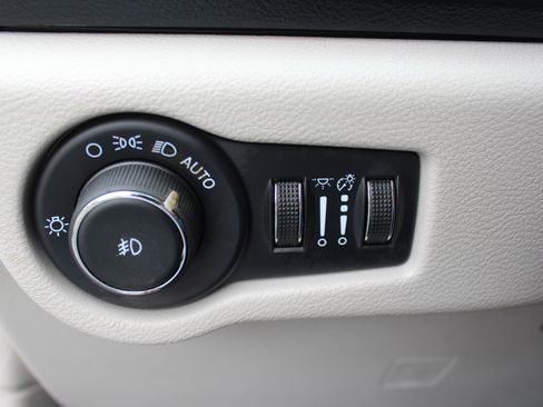 Used 2024 Chrysler Pacifica Select image 32