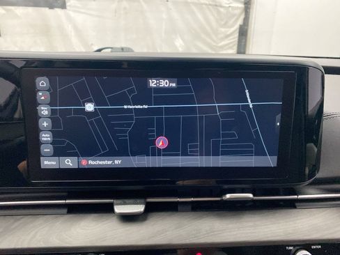 Used 2024 Kia Carnival EX FWD image 19