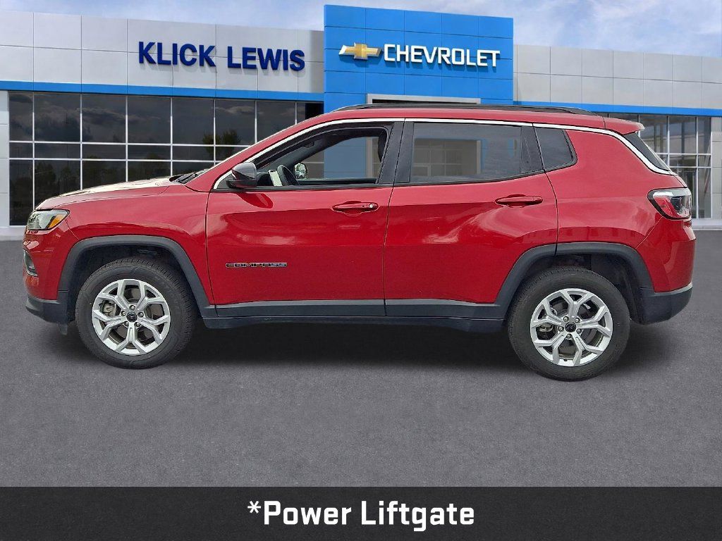 Used 2025 Jeep Compass Latitude w/ Sun & Sound Group AWD/4WD image 4