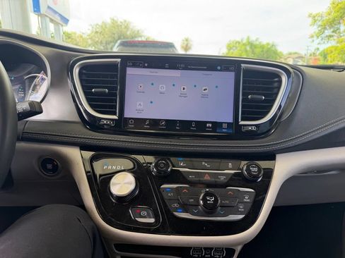 Used 2024 Chrysler Pacifica Limited FWD image 9