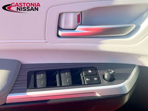 Used 2025 Toyota Sienna XLE image 23