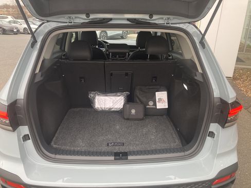 Certified 2025 Volkswagen Taos SE image 9