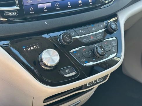 Used 2024 Chrysler Pacifica Touring-L FWD image 10
