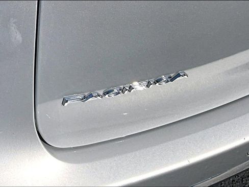 Used 2024 Chrysler Pacifica Touring-L image 22