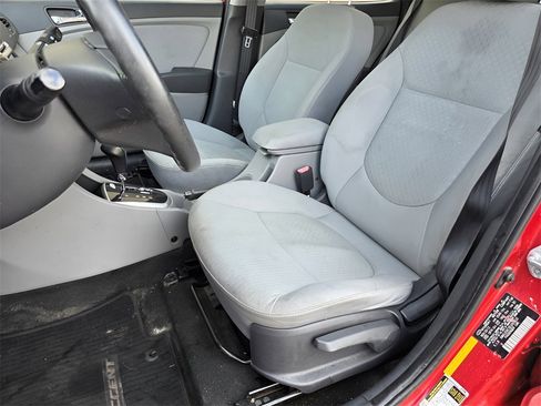 Used 2013 Hyundai Accent SE image 19