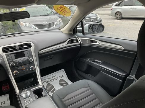 Used 2018 Ford Fusion SE FWD image 19