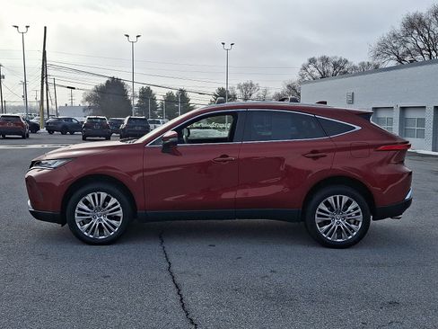 Certified 2022 Toyota Venza XLE image 4