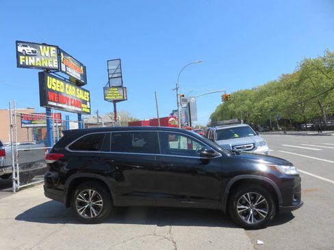 Used 2019 Toyota Highlander LE AWD/4WD image 9